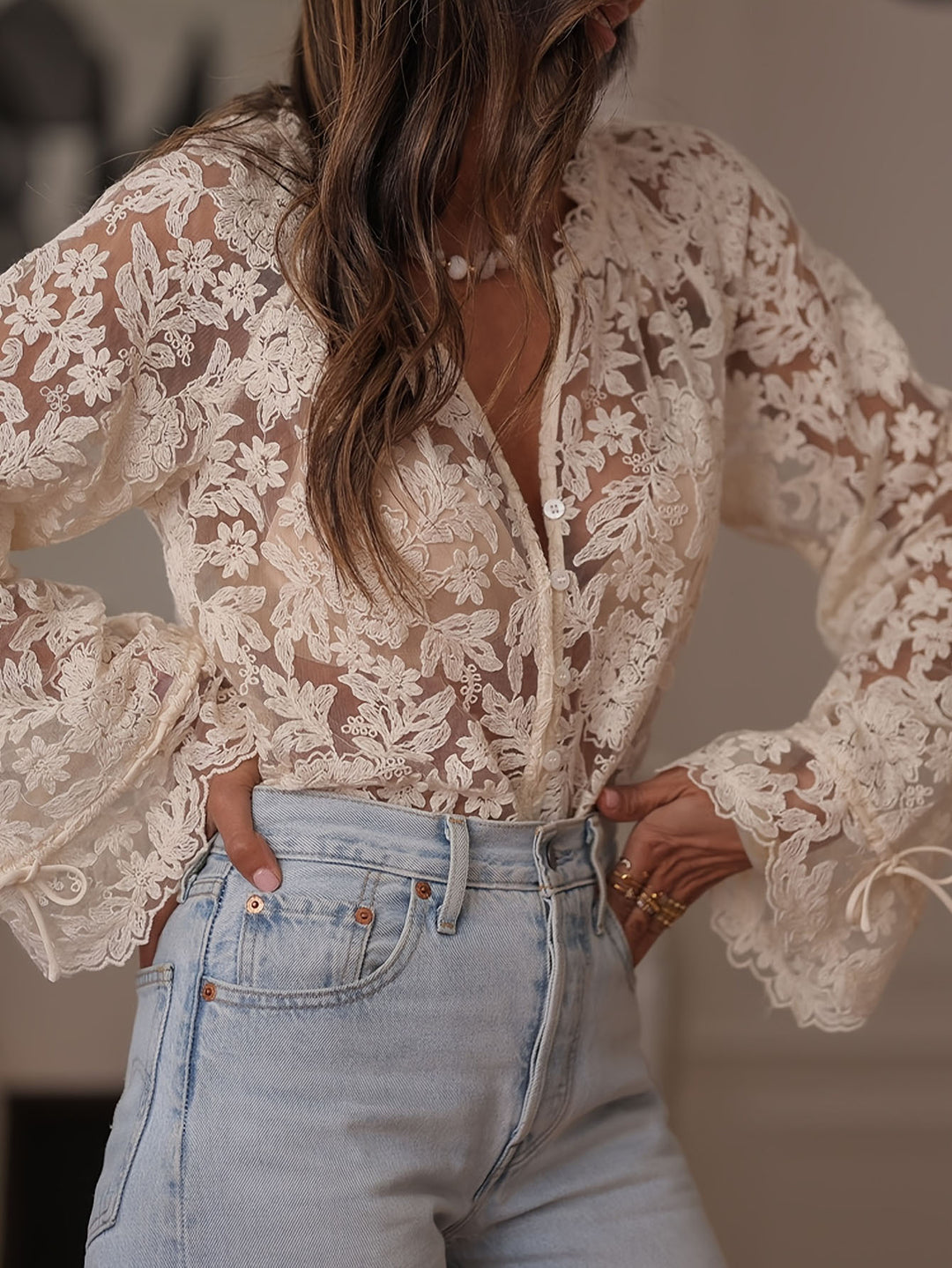 Celia – Transparente Häkelspitzenbluse mit Blumenmuster