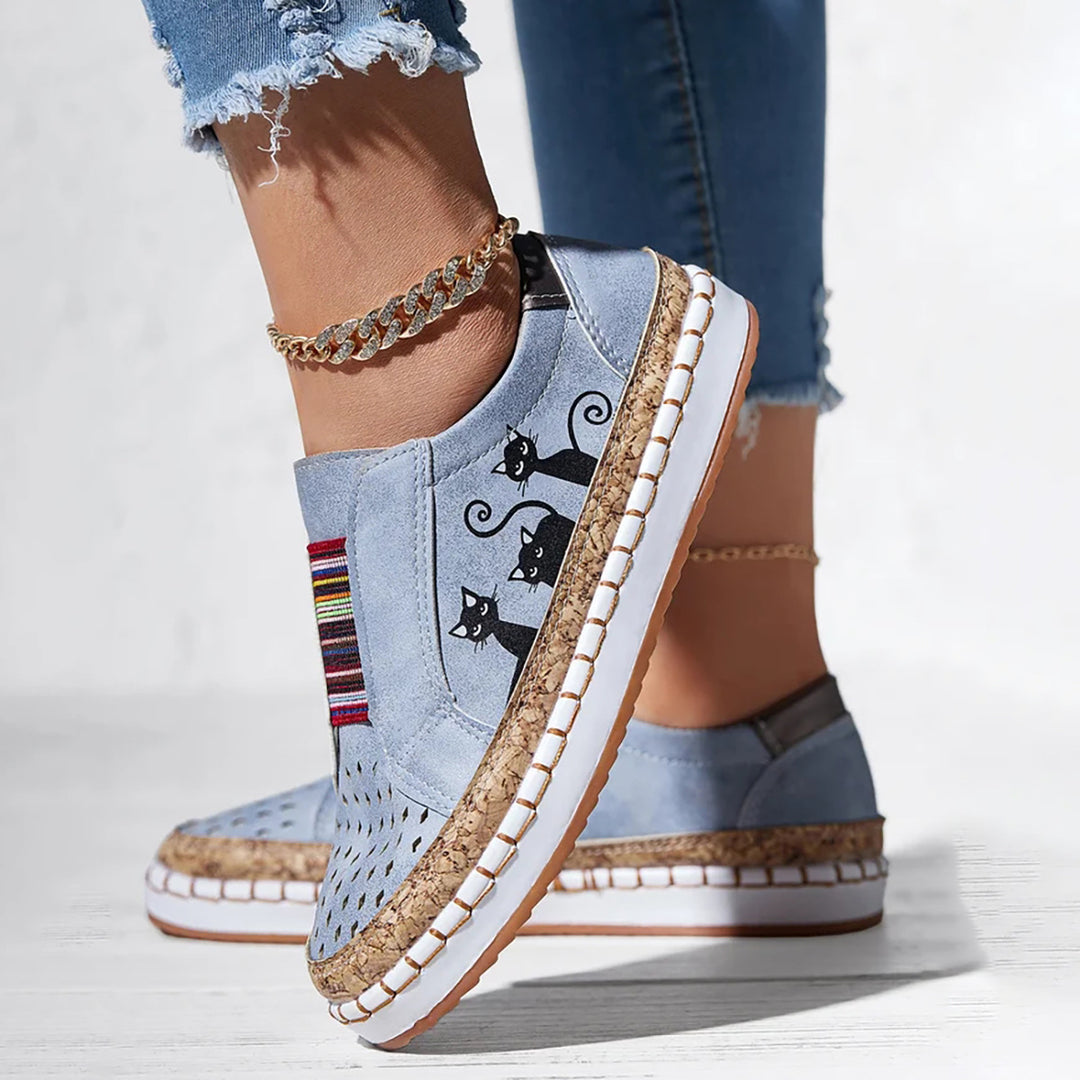 Helene – Freizeitslipper mit Katzenmotiv und Bastsohle