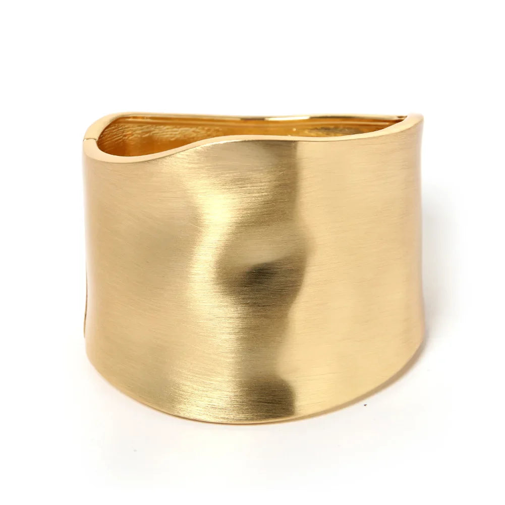 Schicker Asymmetrischer Statement-Armreif