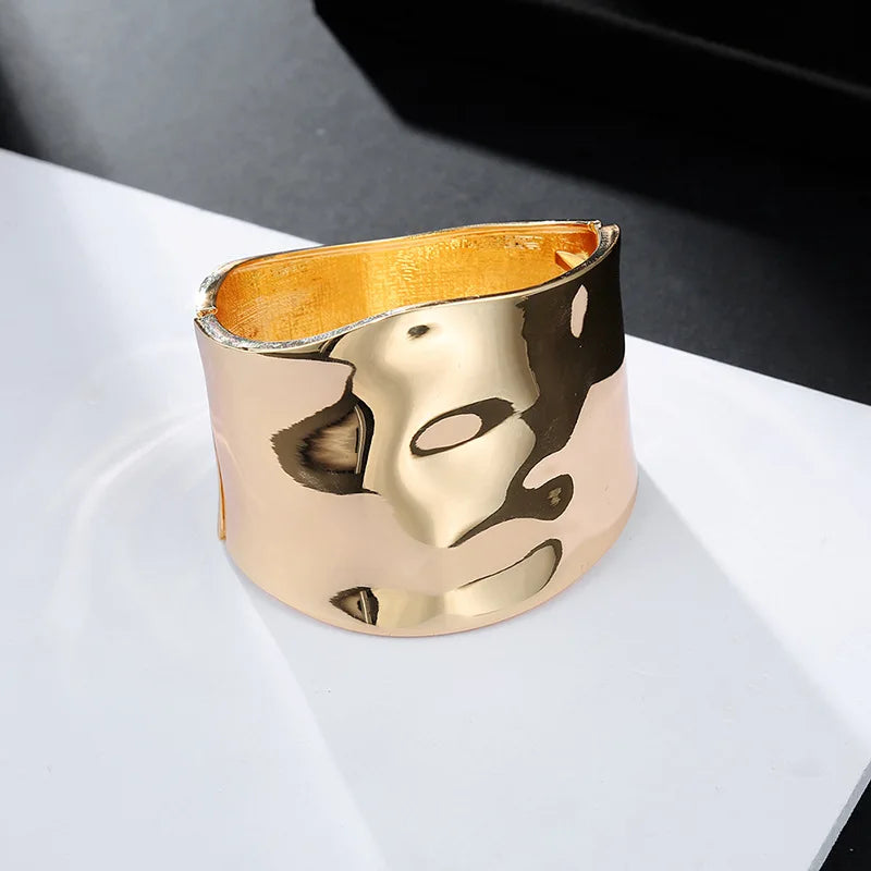 Schicker Asymmetrischer Statement-Armreif