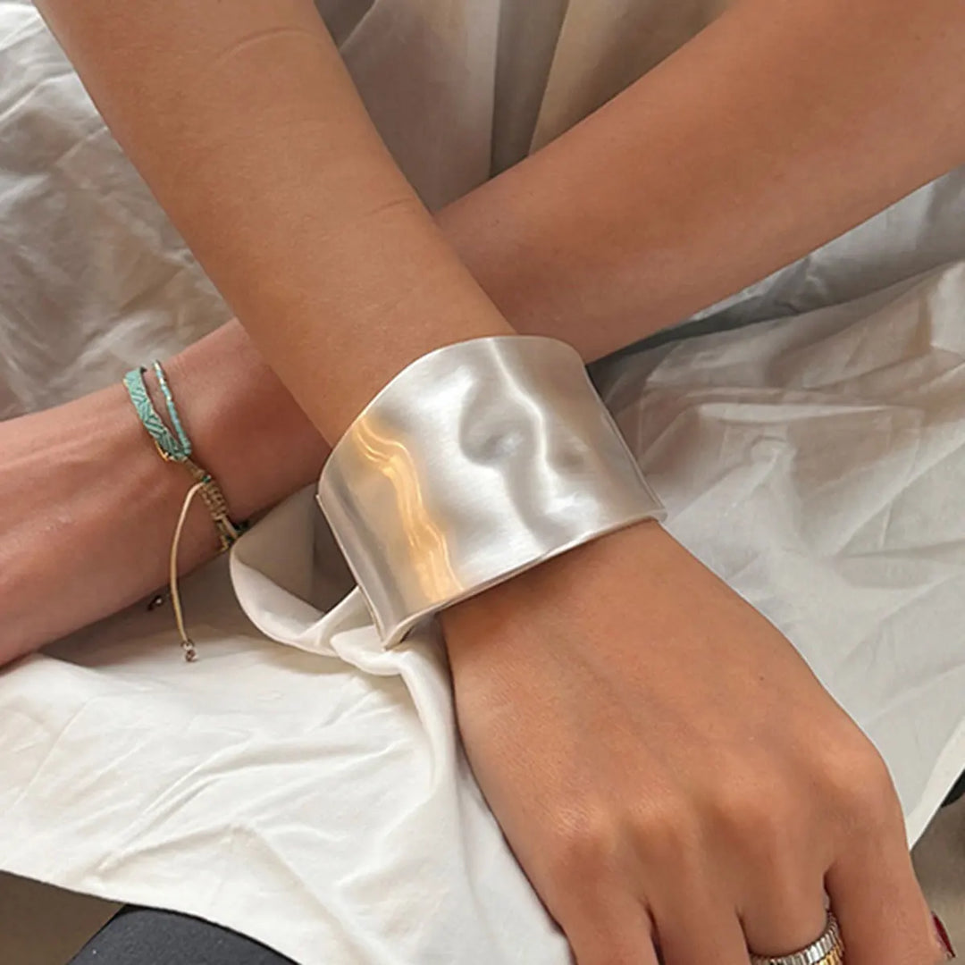 Schicker Asymmetrischer Statement-Armreif