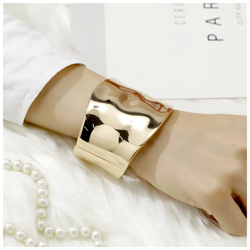 Schicker Asymmetrischer Statement-Armreif