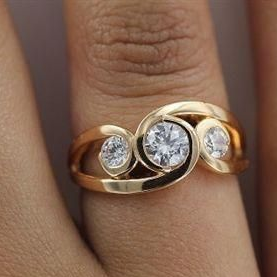 Vintage Spiral-Goldring mit Eingesetztem Zirkonia