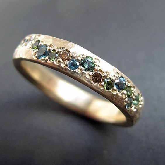 Vintage Goldring mit Farbakzent-Diamant