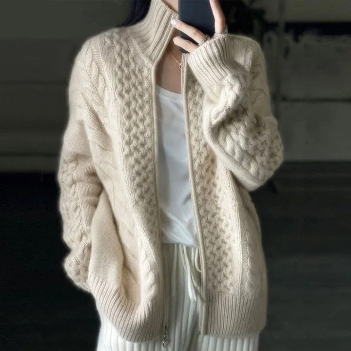 Isolde – Zopfmuster Strickjacke mit Reißverschluss