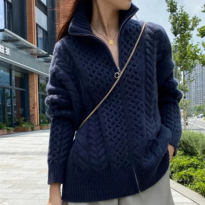 Isolde – Zopfmuster Strickjacke mit Reißverschluss