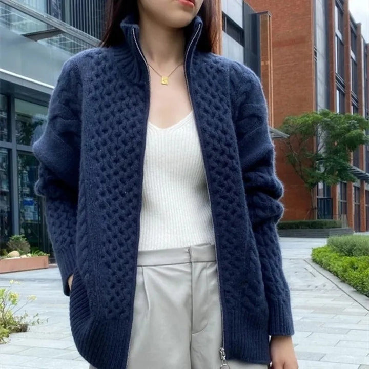 Isolde – Zopfmuster Strickjacke mit Reißverschluss