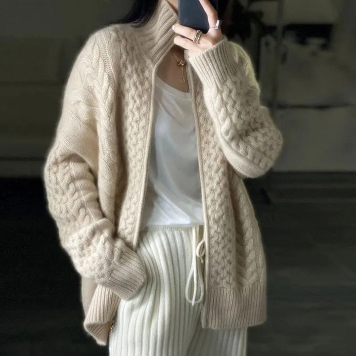 Isolde – Zopfmuster Strickjacke mit Reißverschluss