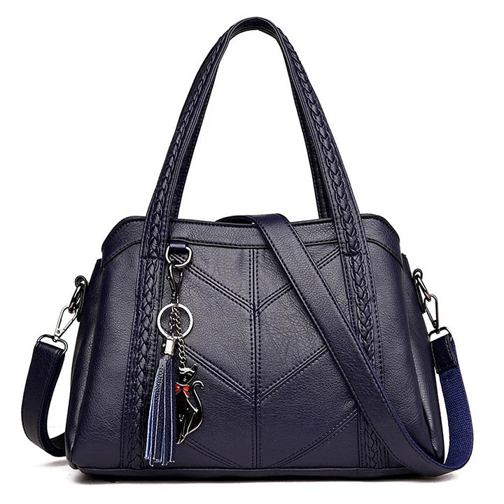 Klara – Handtasche mit Ziernähten und Anhänger