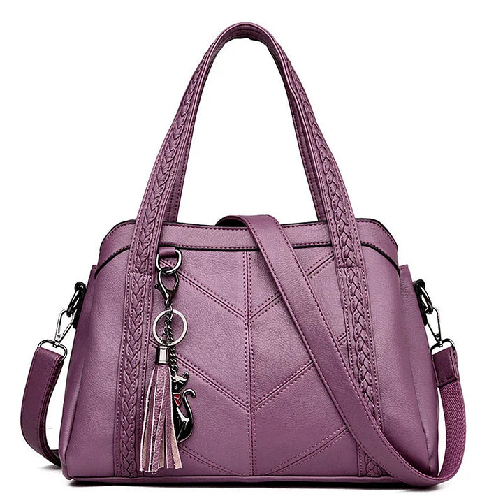 Klara – Handtasche mit Ziernähten und Anhänger