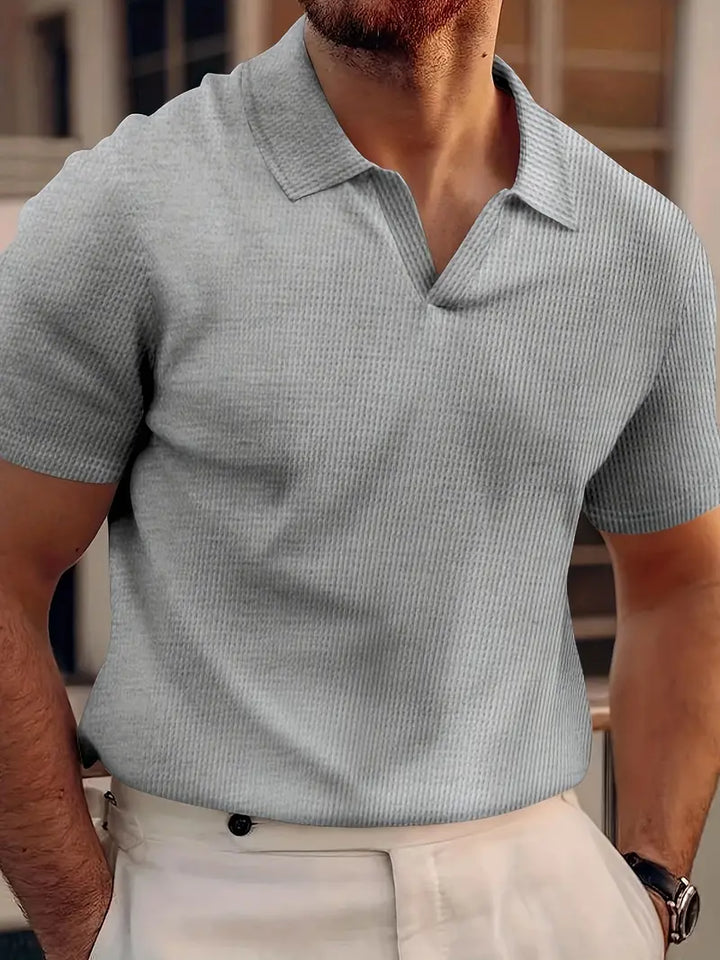 Peer – Geripptes Poloshirt mit V-Ausschnitt