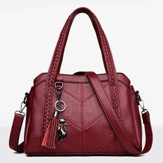 Klara – Handtasche mit Ziernähten und Anhänger