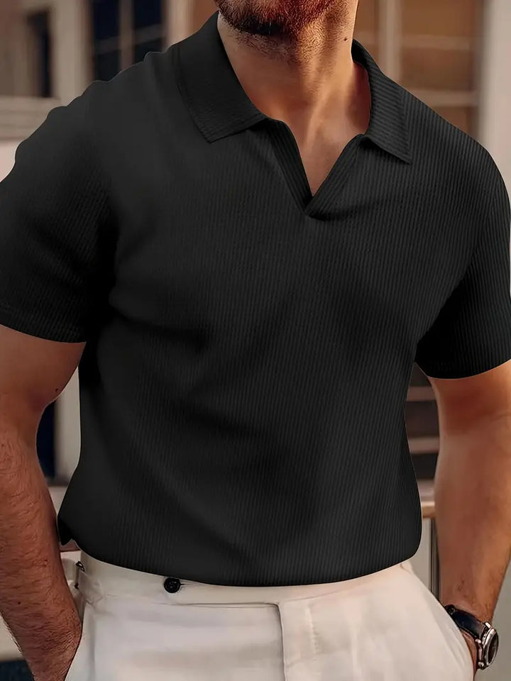 Peer – Geripptes Poloshirt mit V-Ausschnitt
