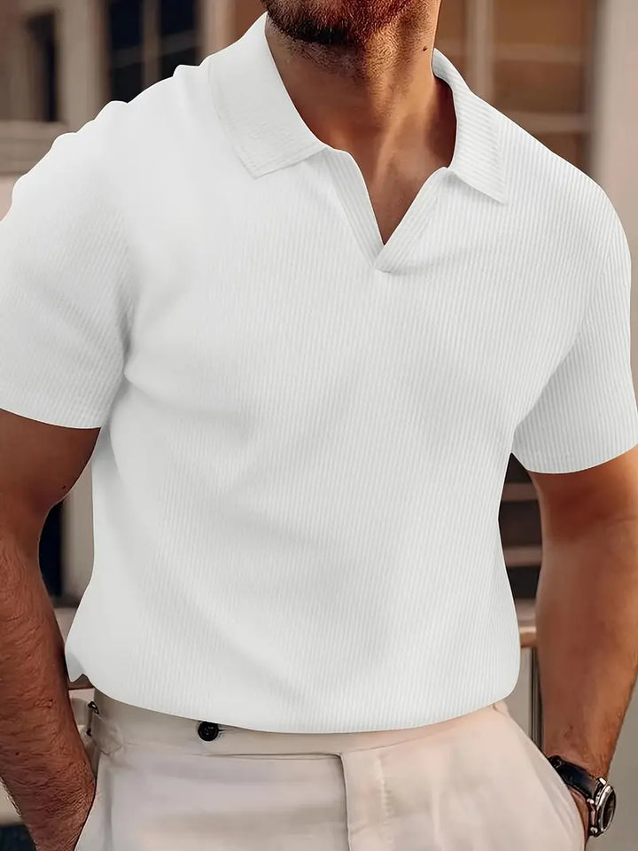Peer – Geripptes Poloshirt mit V-Ausschnitt