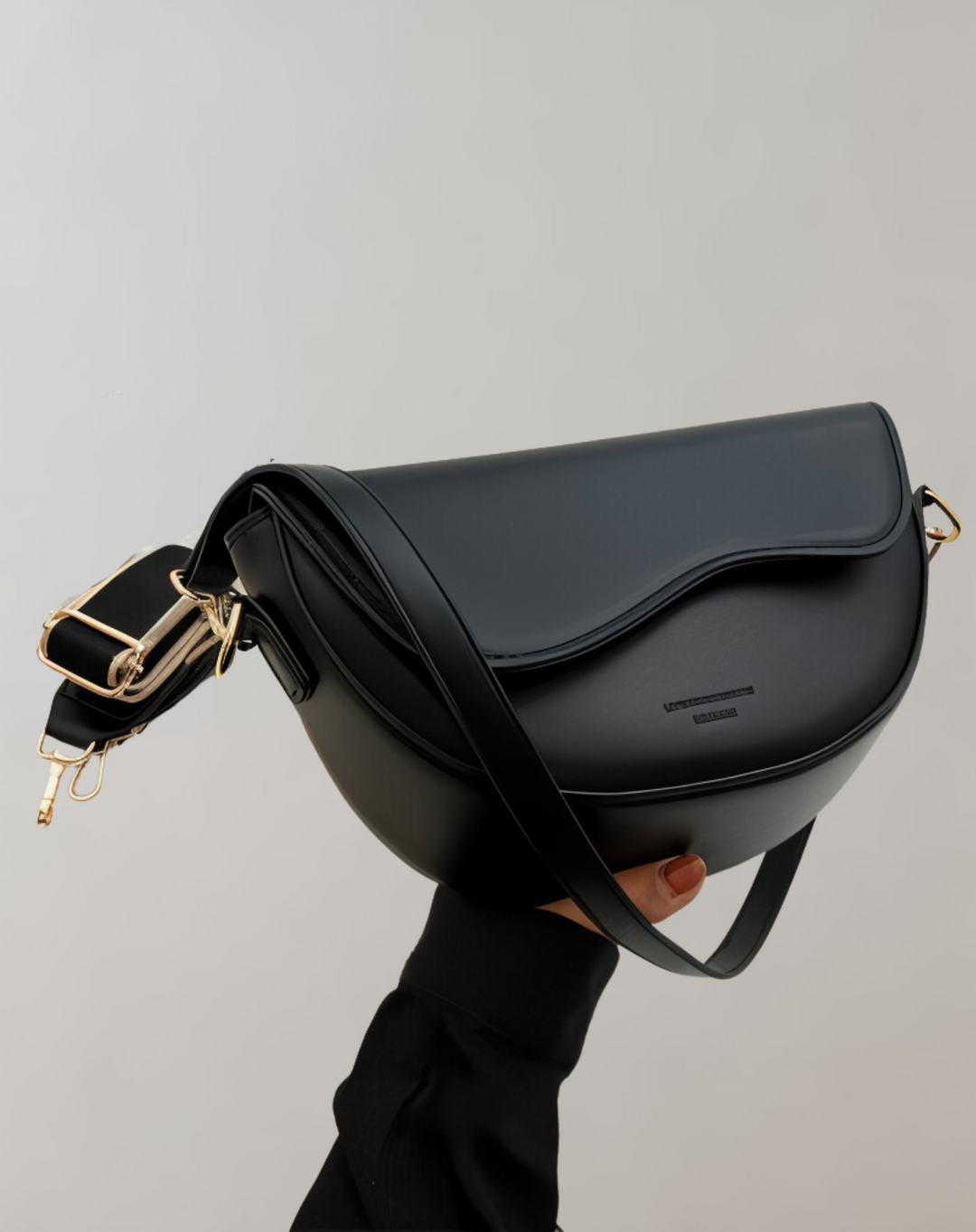 Xyline – Halbmond-Crossbody-Tasche mit Gurtband