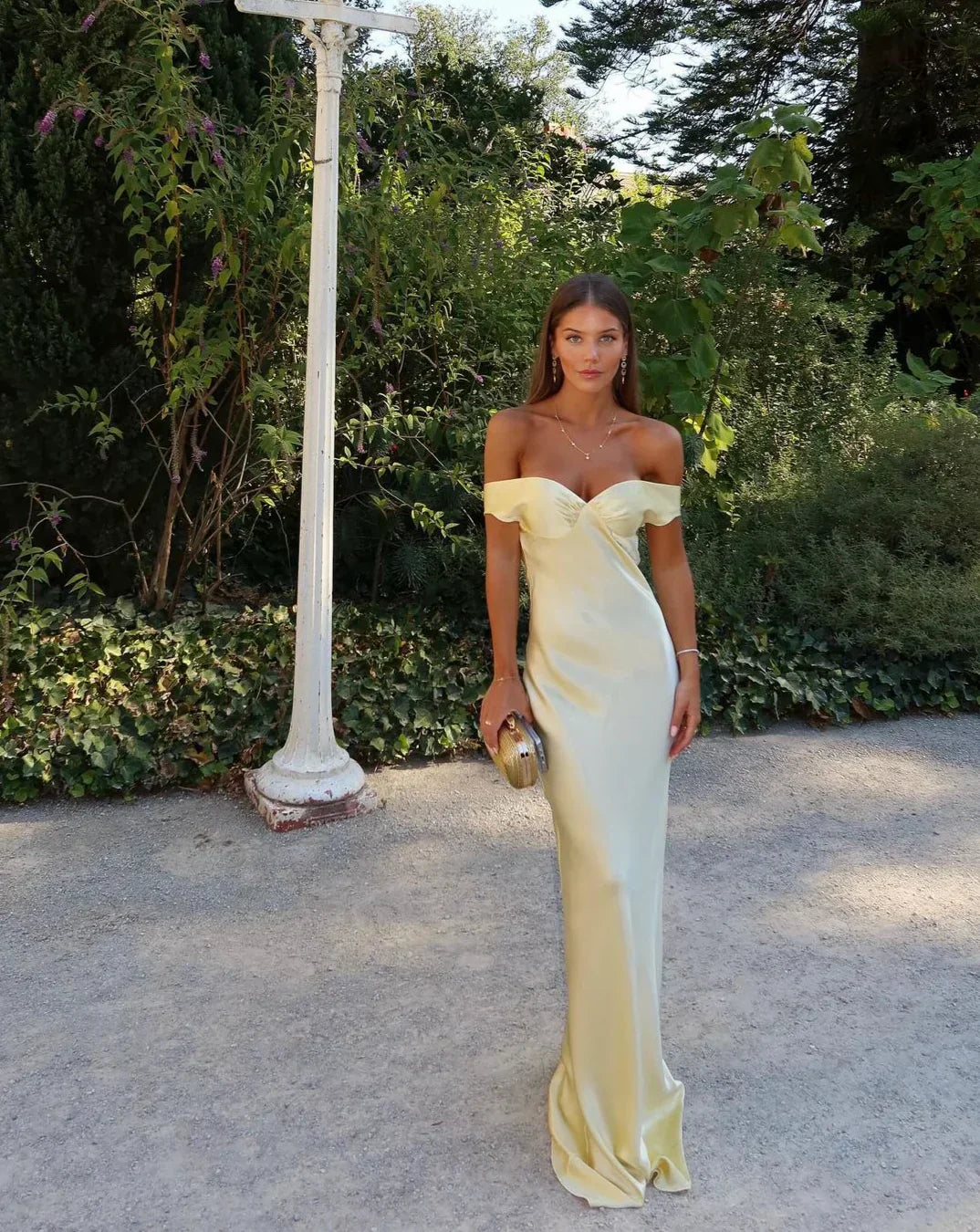 Hilona – Schulterfreies Satinkleid