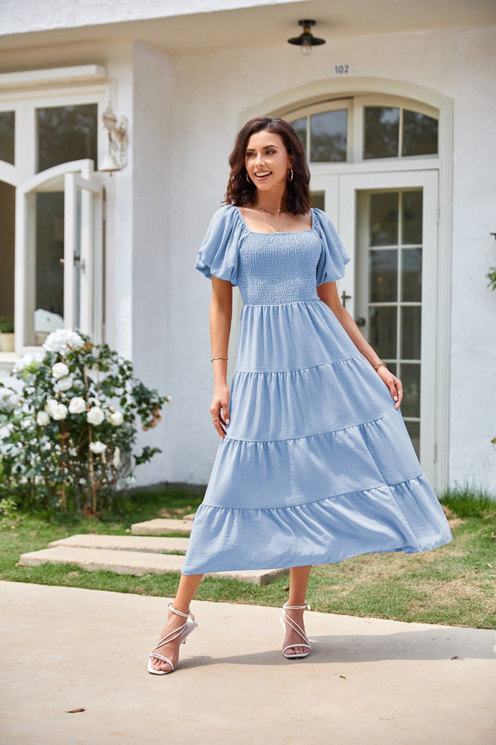 Selene – Schulterfreies Midikleid mit Smok-Details