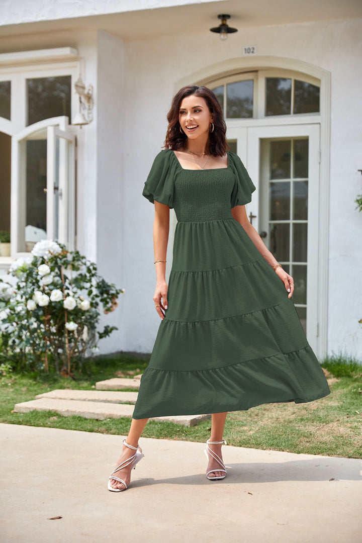 Selene – Schulterfreies Midikleid mit Smok-Details