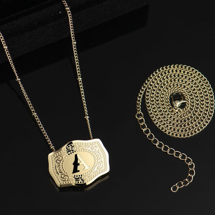 Schlanke Halskette mit Buchstabenanhänger