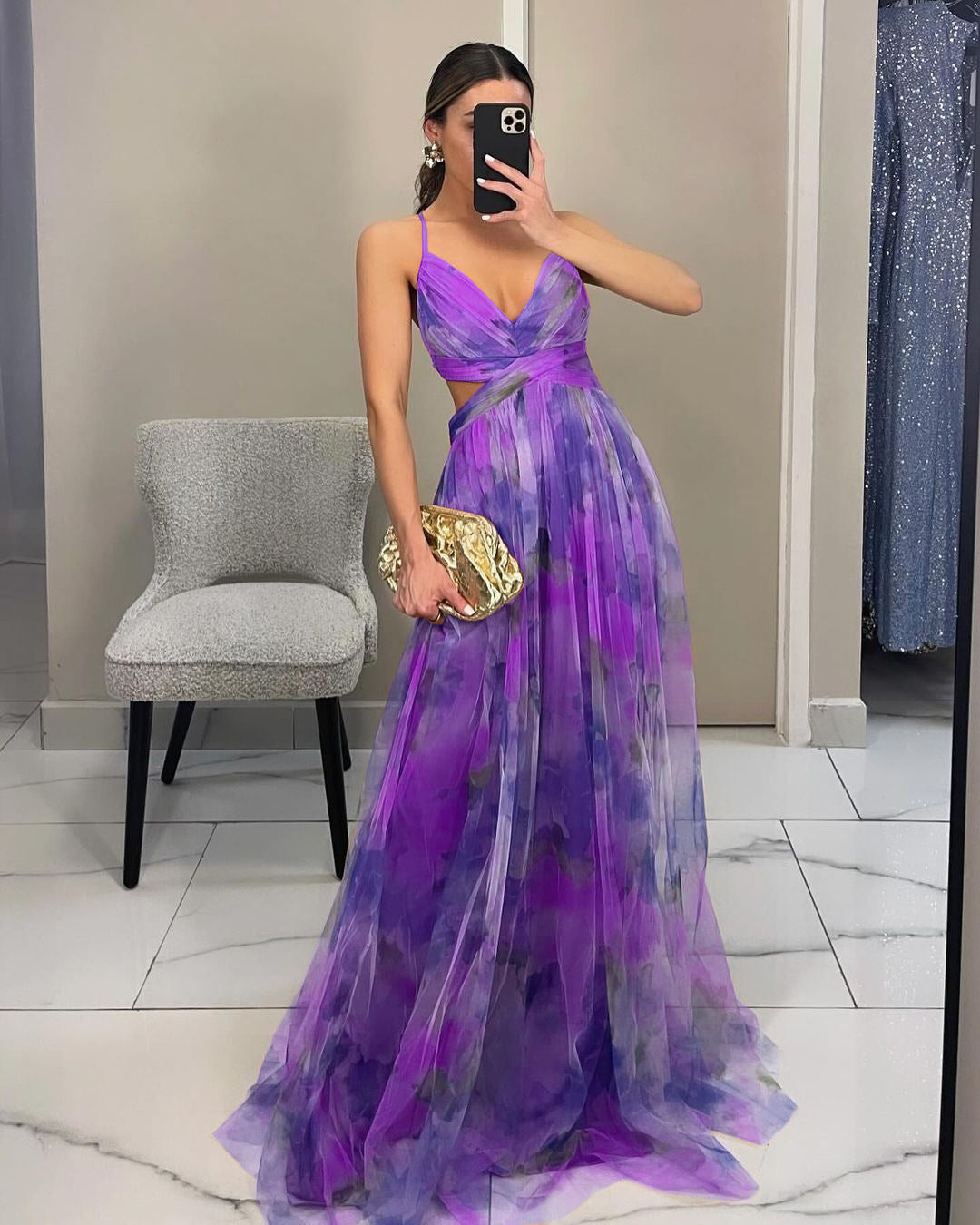 Odina – Fließendes Abendkleid mit Cut-Out-Detail