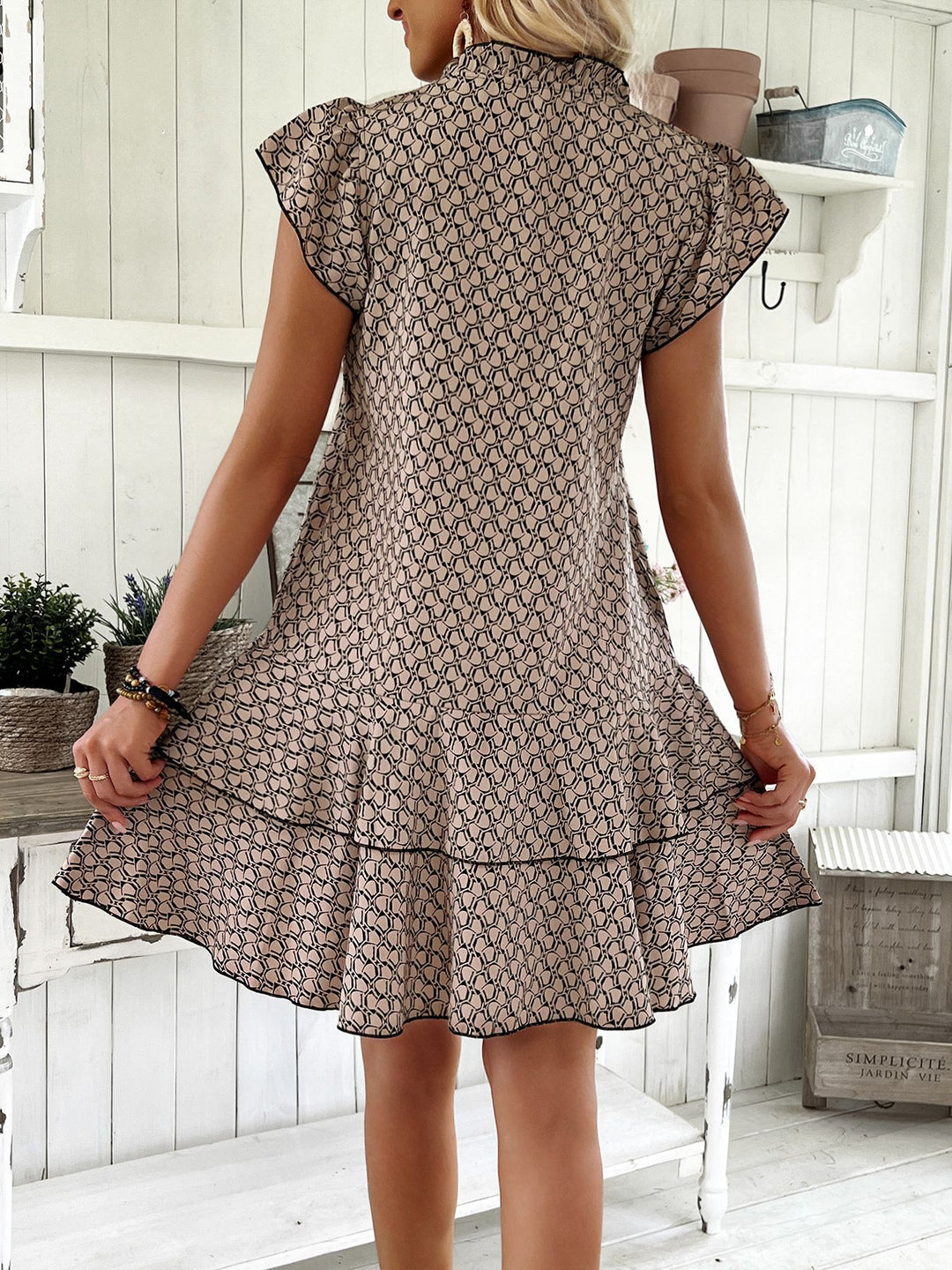 Roswiena – Kurzärmeliges Rüschenkleid mit Bindekragen