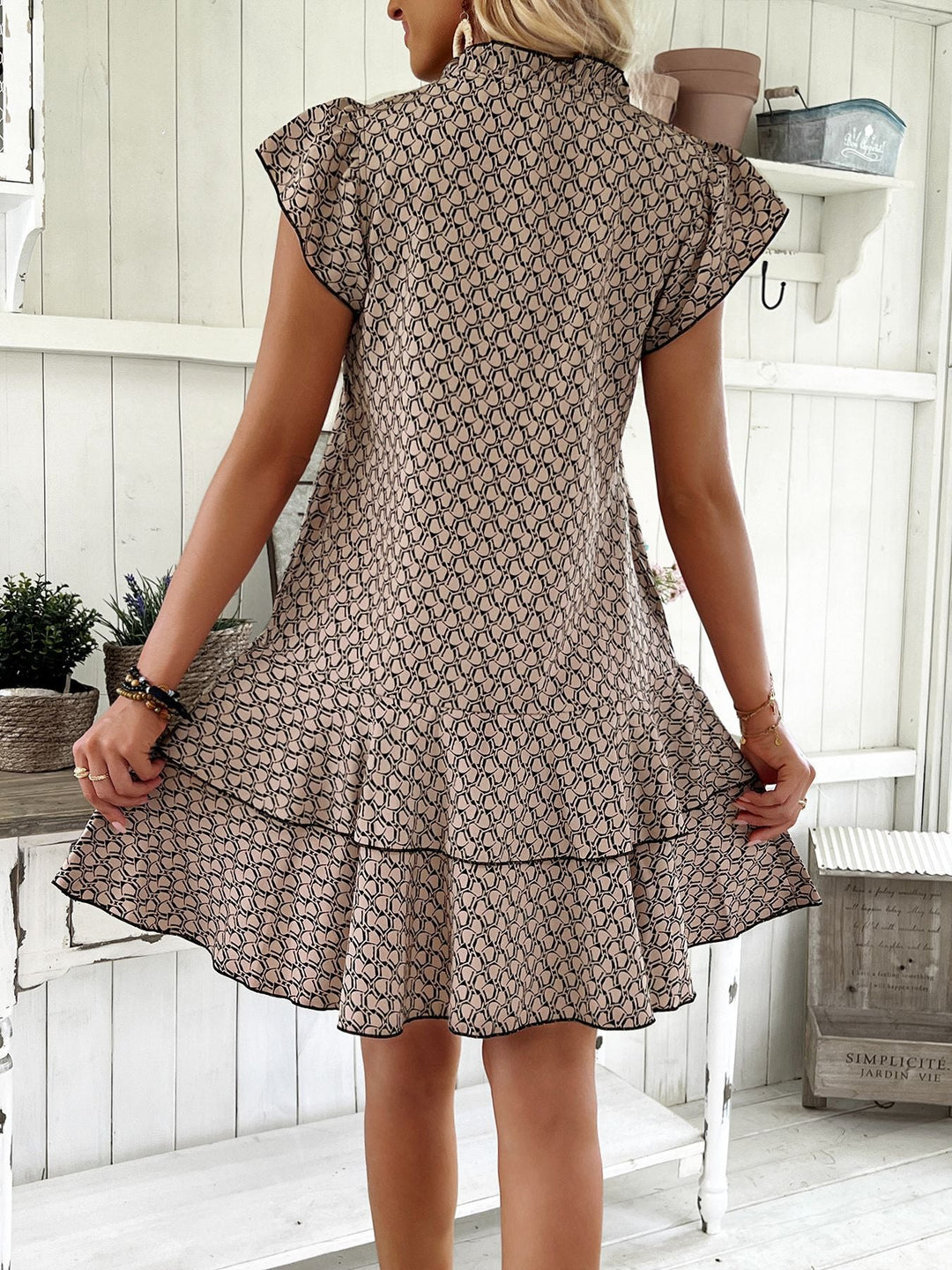 Roswita – Kurzarm-Rüschenkleid mit Bindekragen