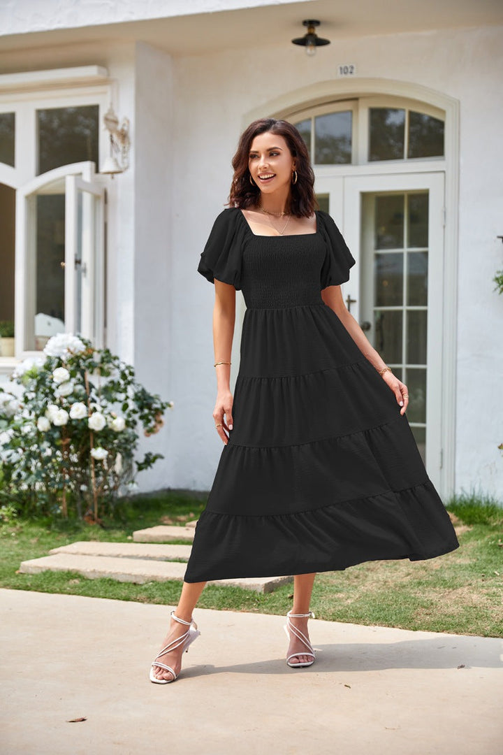 Selene – Schulterfreies Midikleid mit Smok-Details