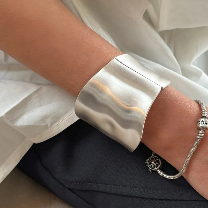 Schicker Asymmetrischer Statement-Armreif