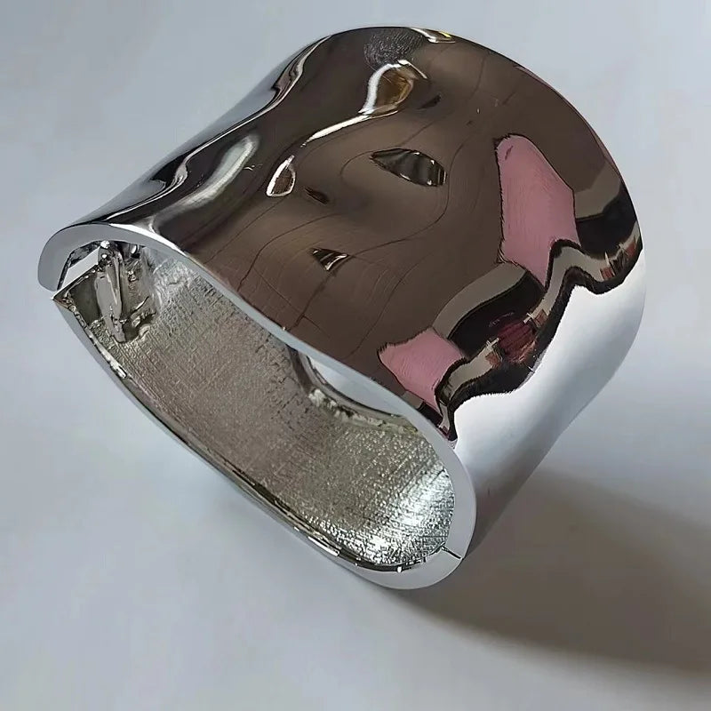 Schicker Asymmetrischer Statement-Armreif