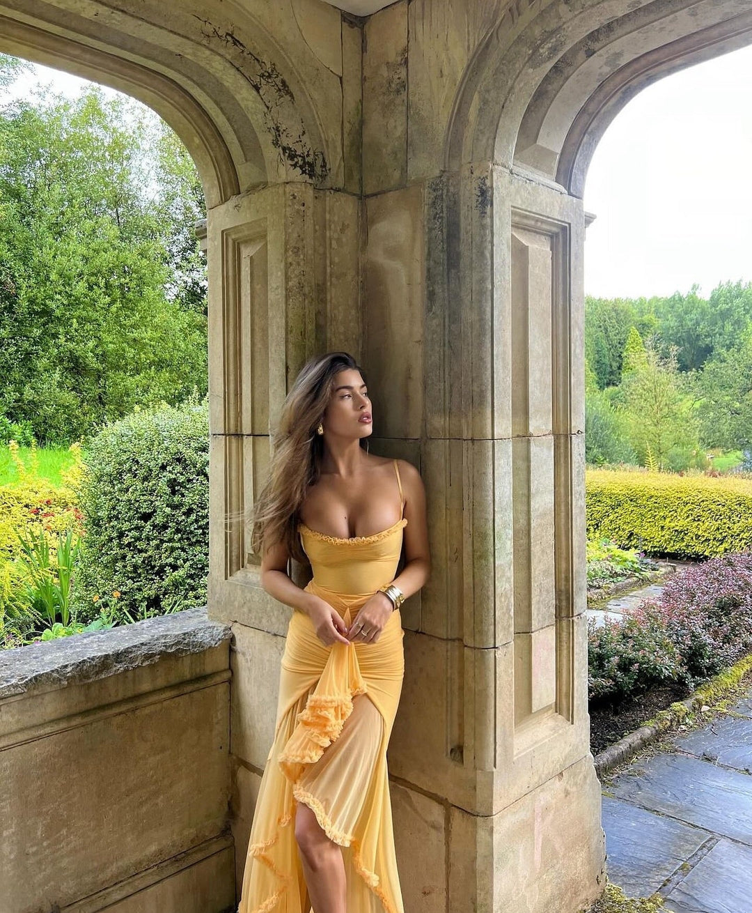 Hiluna – Rüschendetail Abendkleid