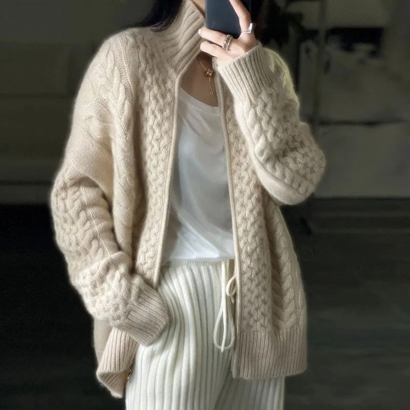 Isolde – Zopfmuster Strickjacke mit Reißverschluss